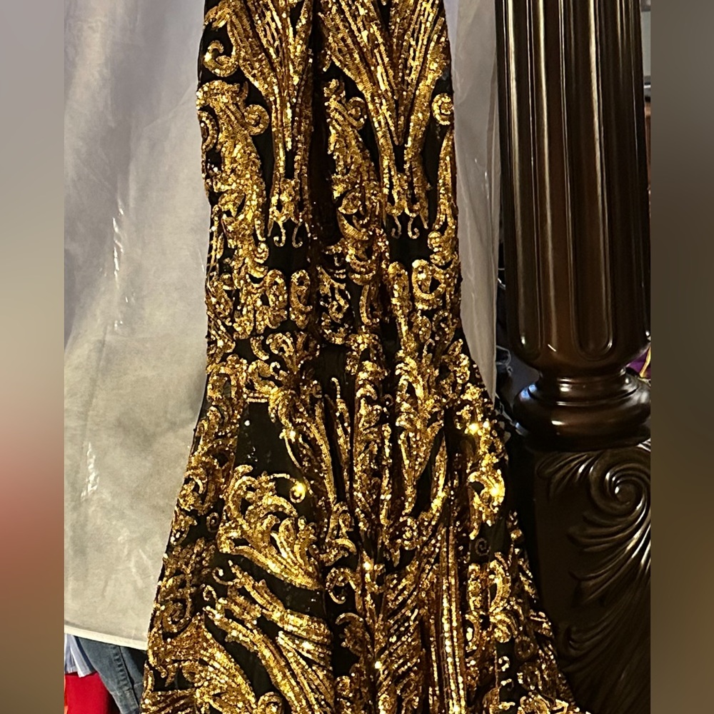 Beautiful, elegant mermaid style prom dress. Gold and black tailor made